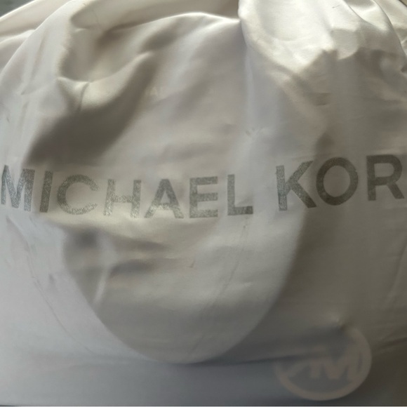 Medium Saffiano Leather 2-in-1 Tote Bag - Picture 2 of 10